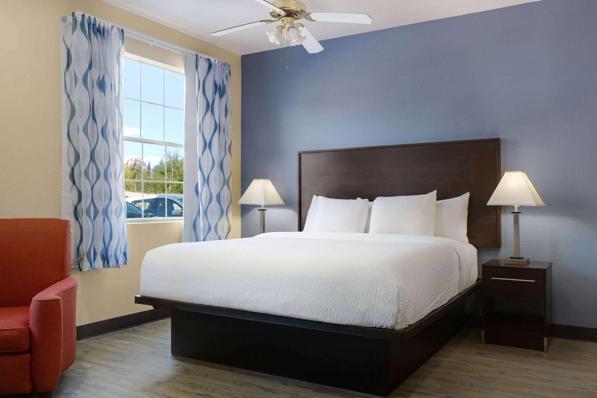 Days Inn & Suites By Wyndham Dfw Airport South-Юлесс Экстерьер фото