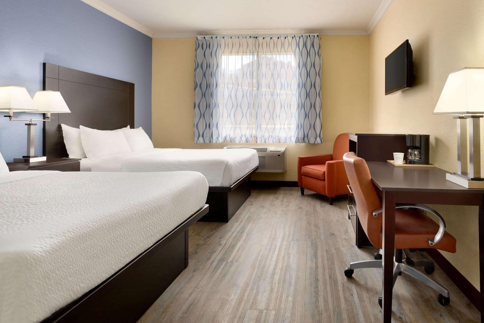 Days Inn & Suites By Wyndham Dfw Airport South-Юлесс Экстерьер фото