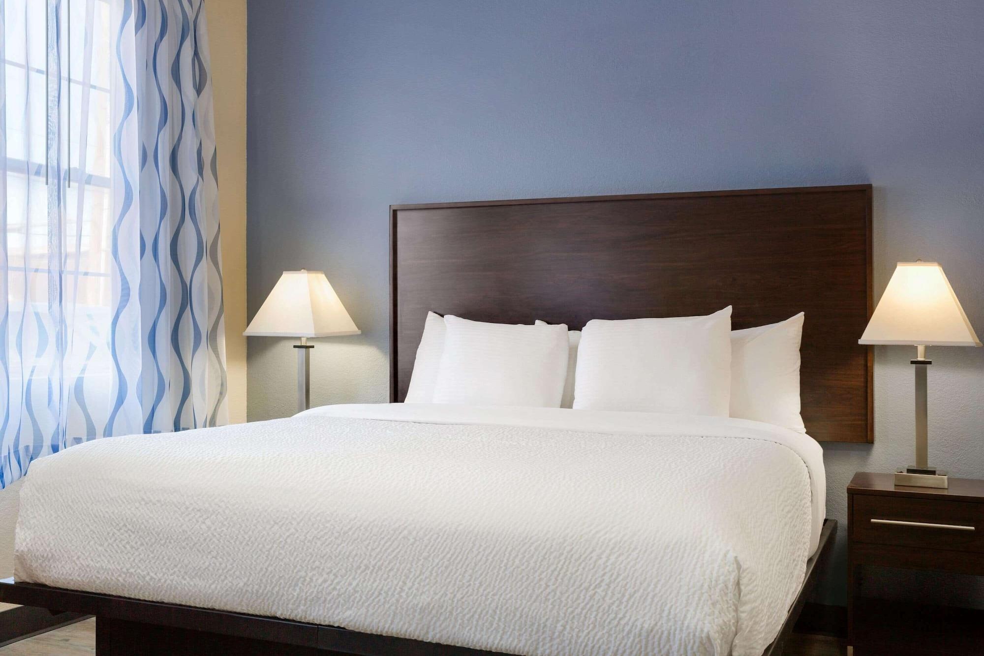 Days Inn & Suites By Wyndham Dfw Airport South-Юлесс Экстерьер фото