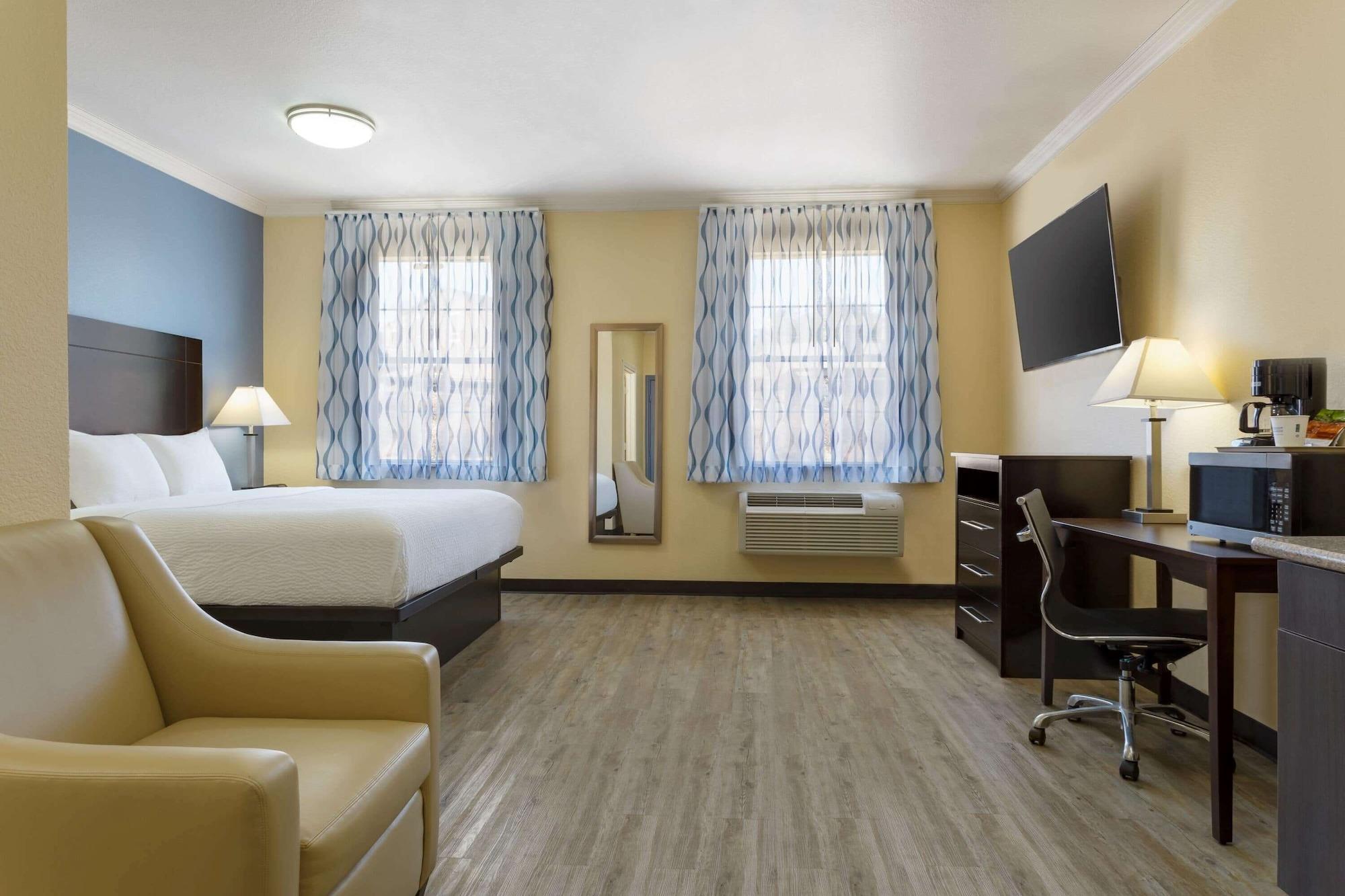 Days Inn & Suites By Wyndham Dfw Airport South-Юлесс Экстерьер фото
