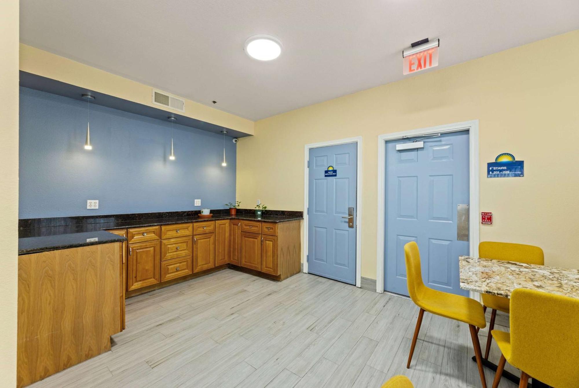 Days Inn & Suites By Wyndham Dfw Airport South-Юлесс Экстерьер фото