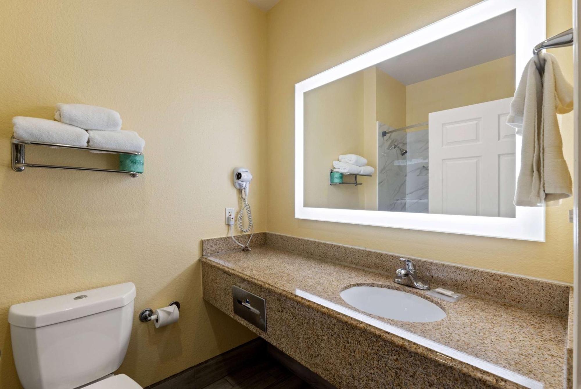 Days Inn & Suites By Wyndham Dfw Airport South-Юлесс Экстерьер фото