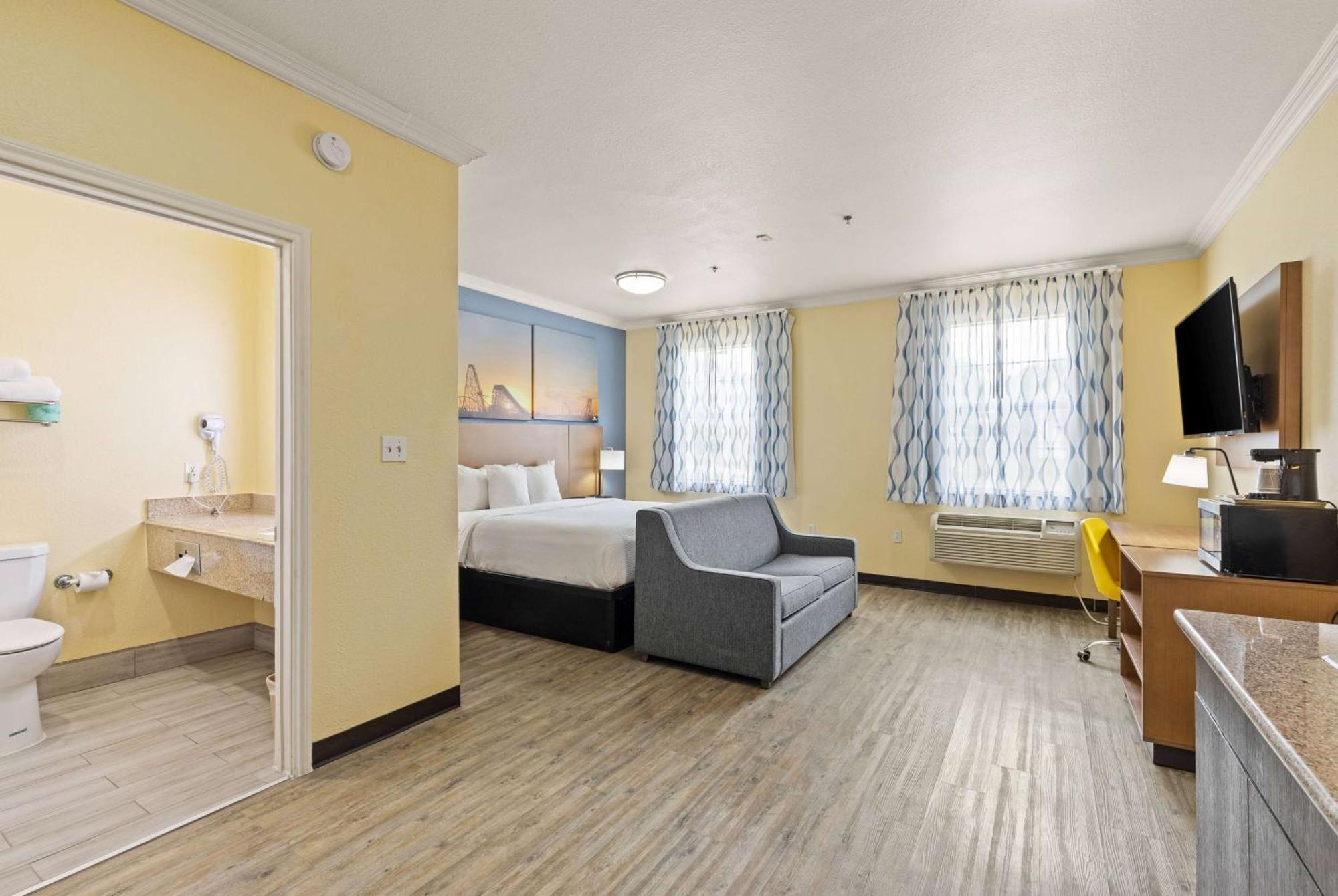 Days Inn & Suites By Wyndham Dfw Airport South-Юлесс Экстерьер фото