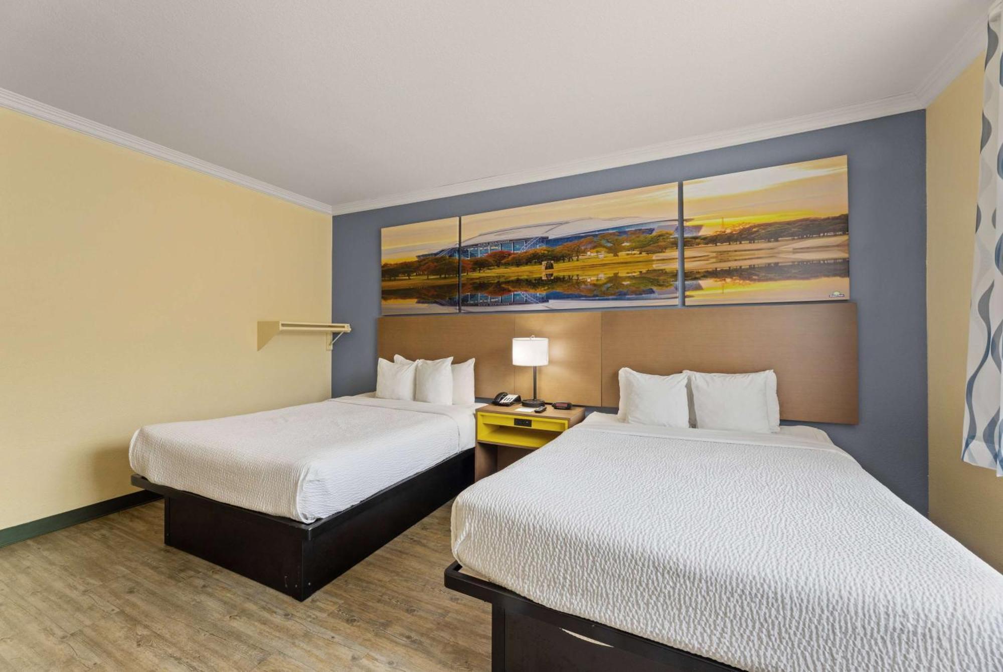 Days Inn & Suites By Wyndham Dfw Airport South-Юлесс Экстерьер фото