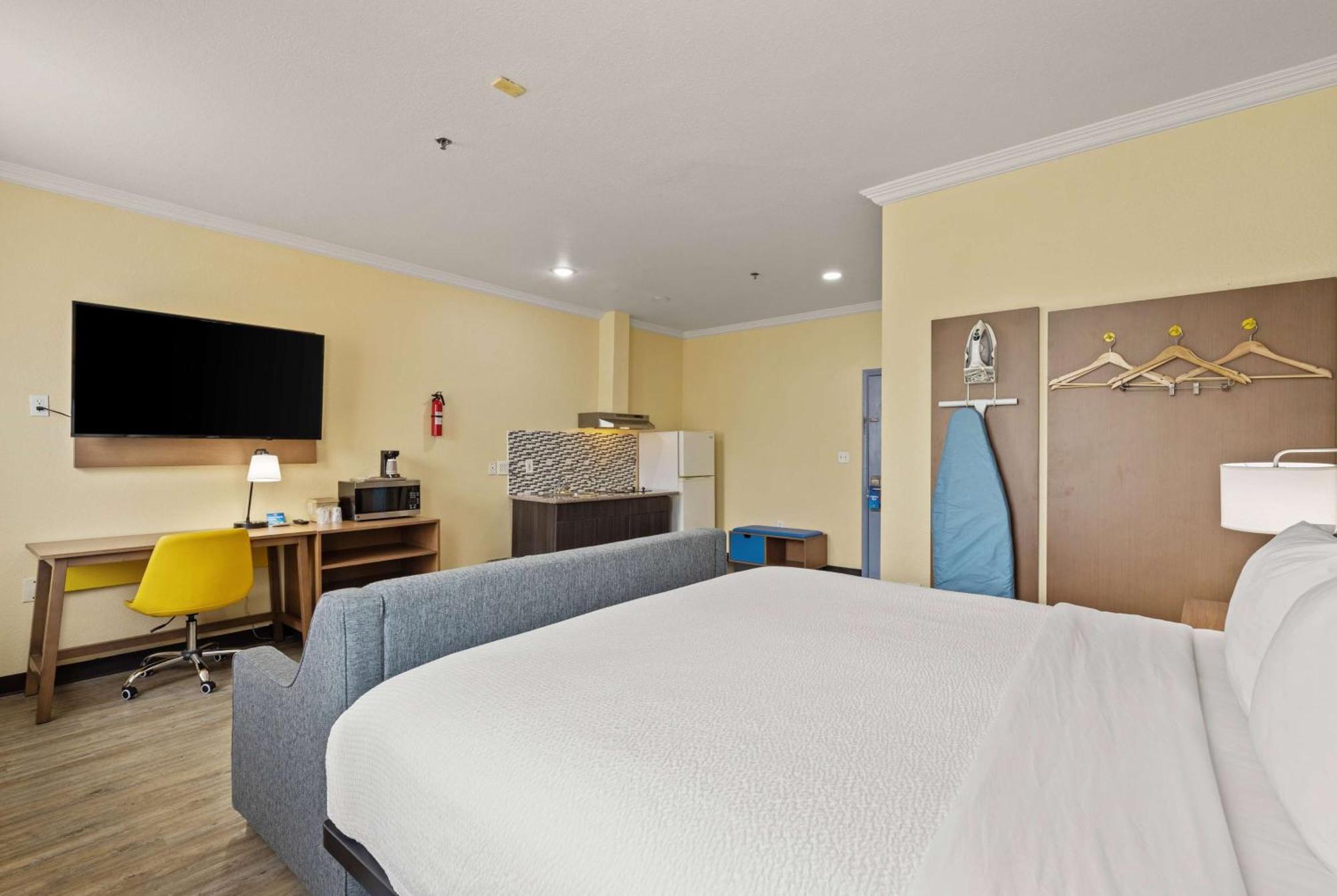 Days Inn & Suites By Wyndham Dfw Airport South-Юлесс Экстерьер фото