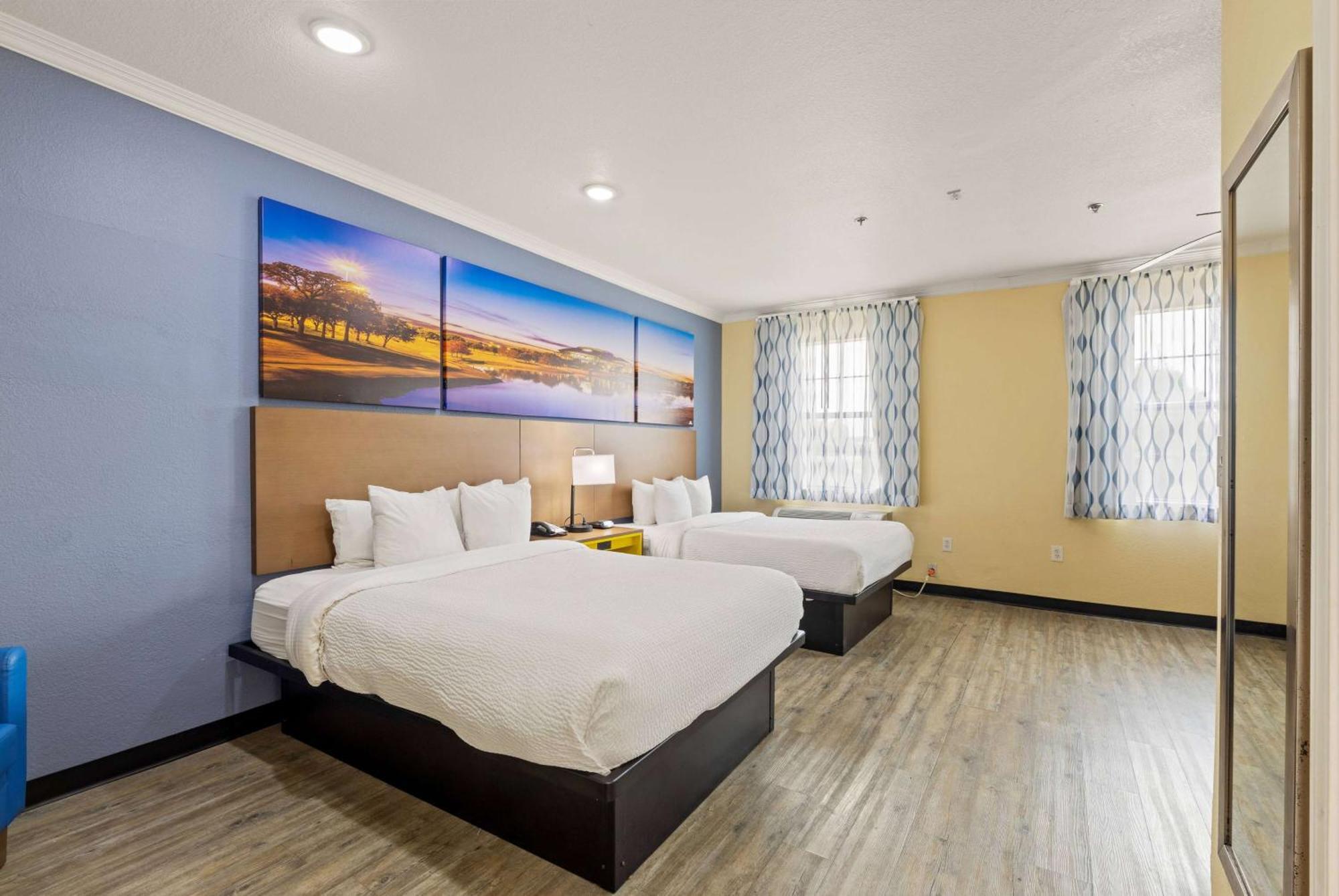 Days Inn & Suites By Wyndham Dfw Airport South-Юлесс Экстерьер фото