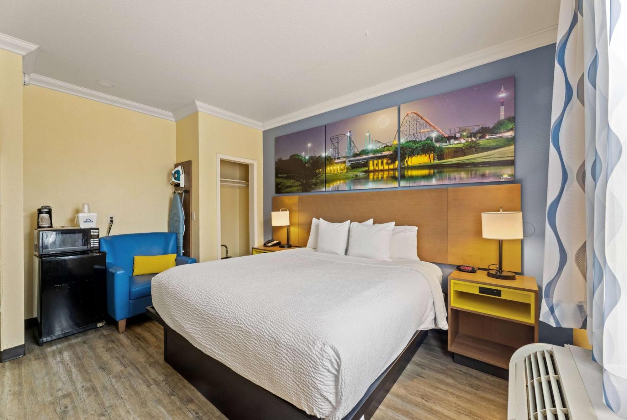 Days Inn & Suites By Wyndham Dfw Airport South-Юлесс Экстерьер фото