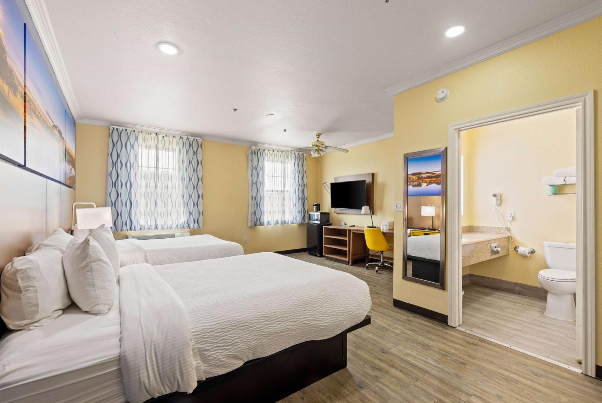 Days Inn & Suites By Wyndham Dfw Airport South-Юлесс Экстерьер фото
