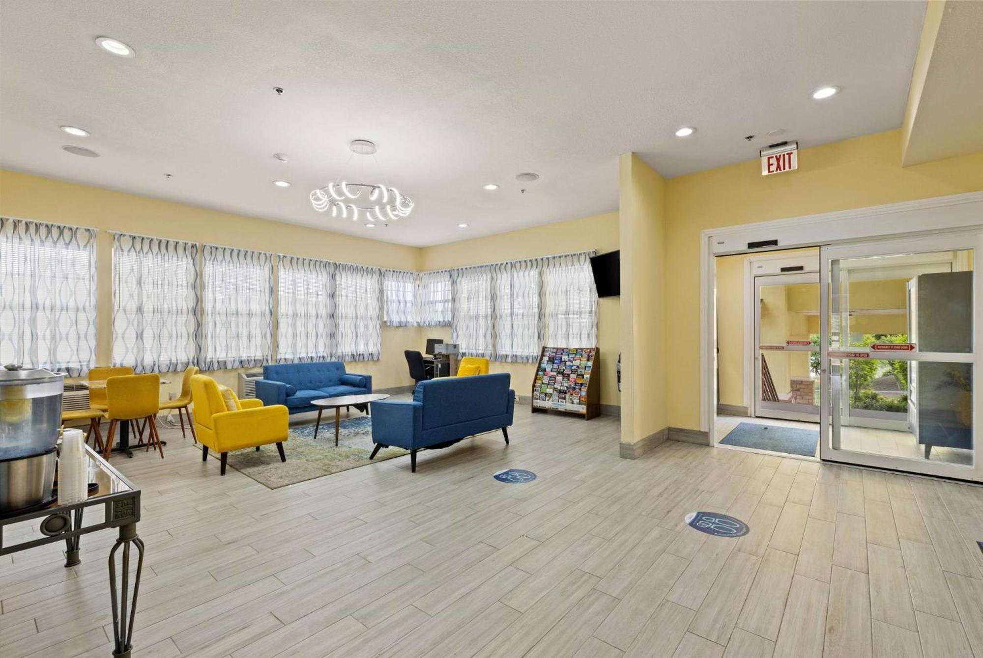 Days Inn & Suites By Wyndham Dfw Airport South-Юлесс Экстерьер фото