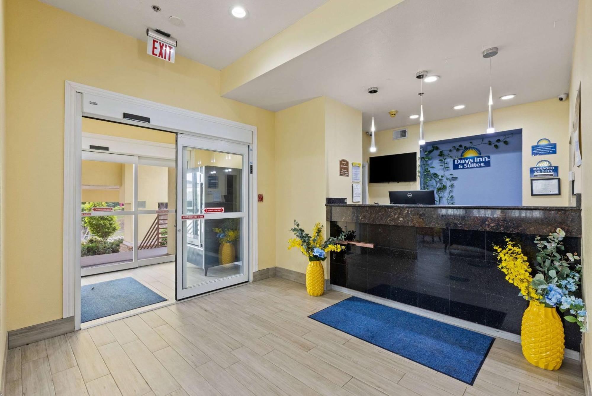 Days Inn & Suites By Wyndham Dfw Airport South-Юлесс Экстерьер фото