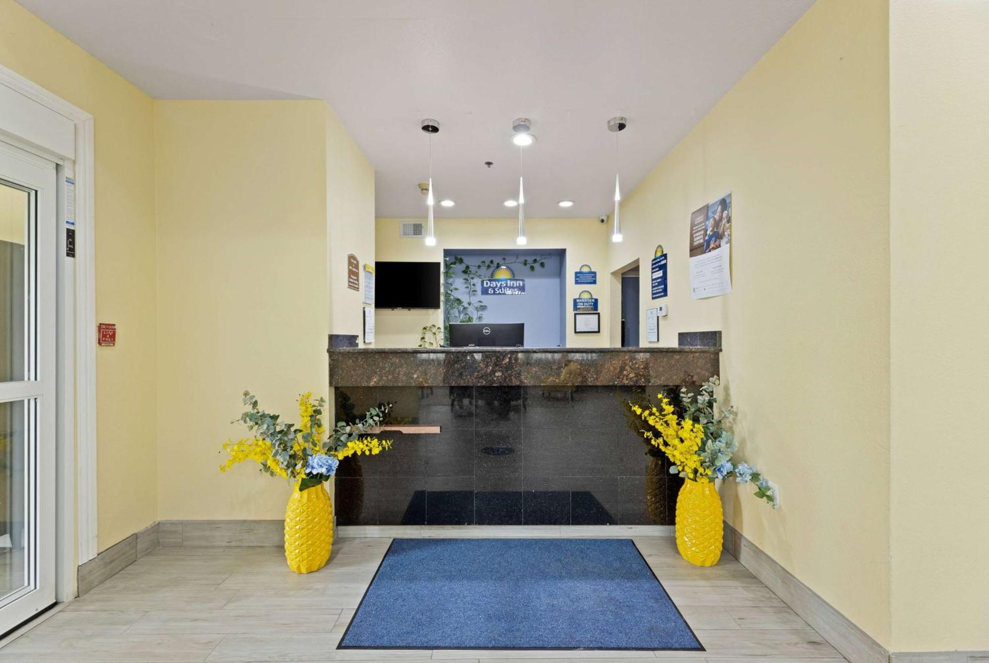 Days Inn & Suites By Wyndham Dfw Airport South-Юлесс Экстерьер фото