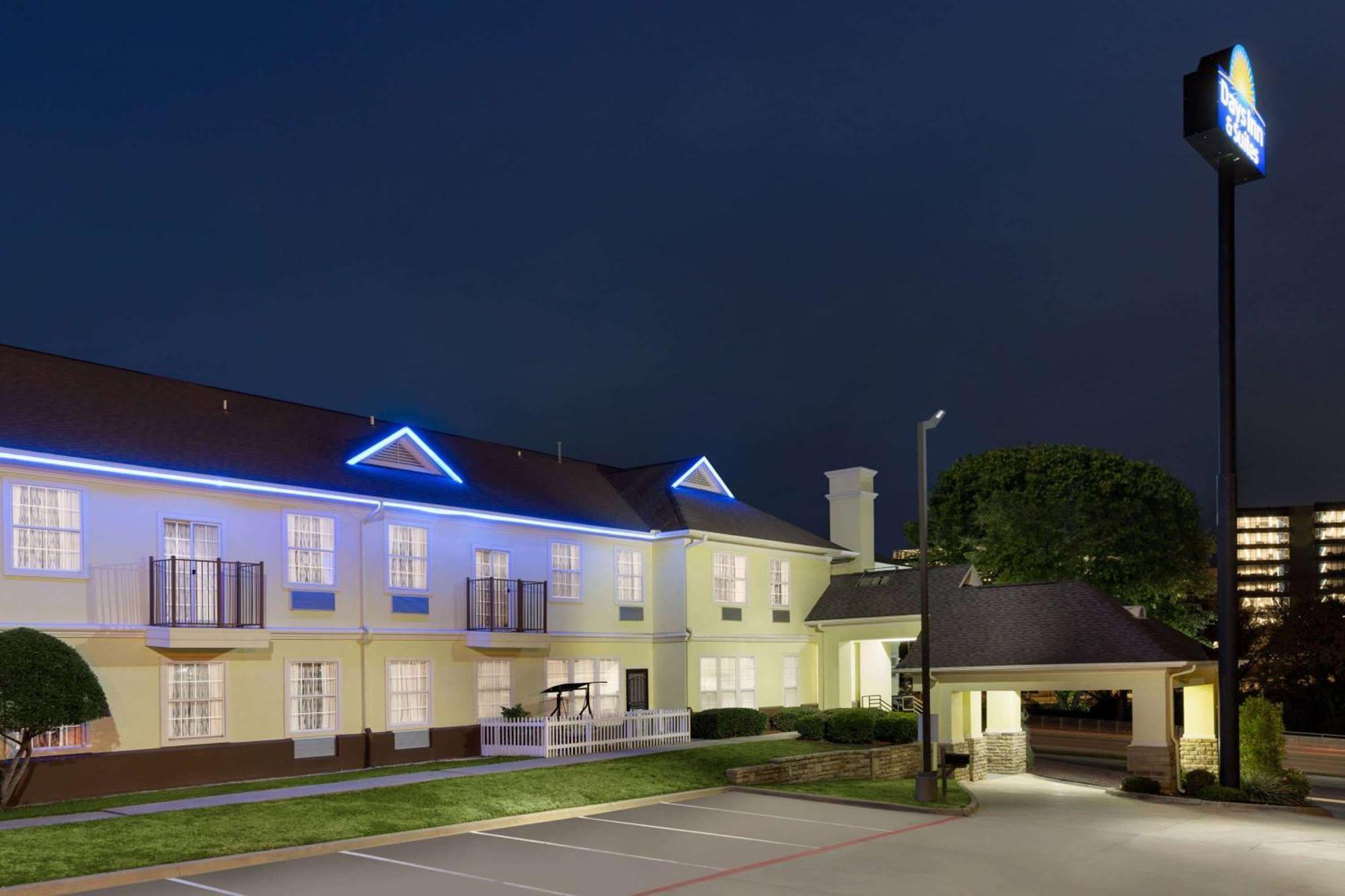 Days Inn & Suites By Wyndham Dfw Airport South-Юлесс Экстерьер фото